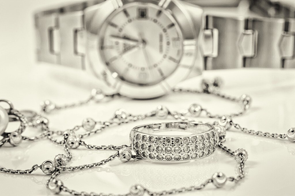 Anillo de plata, collar y reloj