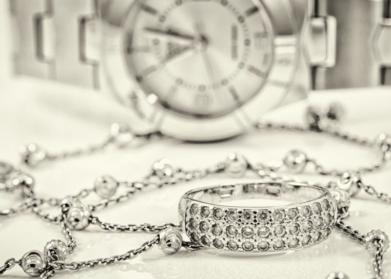 Anillo de plata, collar y reloj