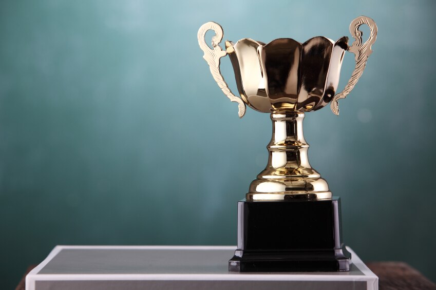 Trofeo sobre una mesa