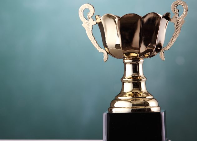 Trofeo sobre una mesa