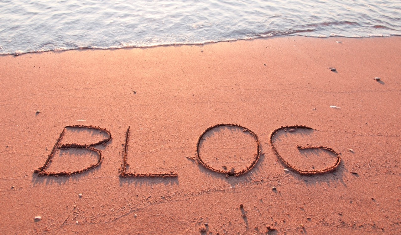 "BLOG" escrito en la arena en una playa