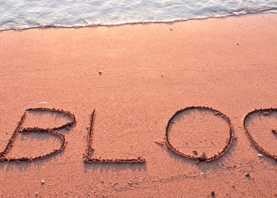 "BLOG" escrito en la arena en una playa