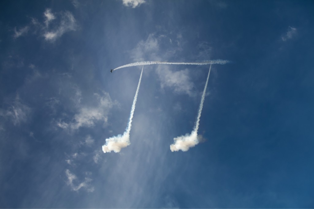 Skywriting plano dibujando notas musicales