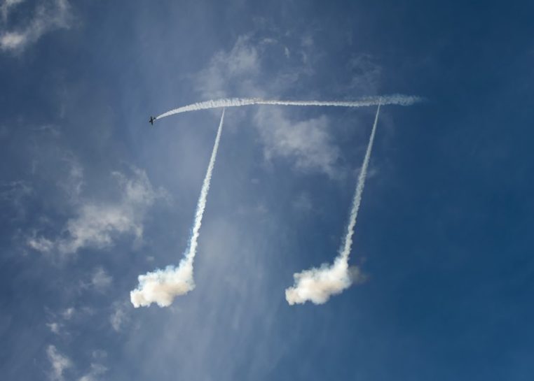 Skywriting plano dibujando notas musicales
