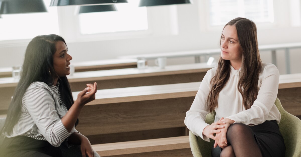 Dos compañeras de trabajo hablando