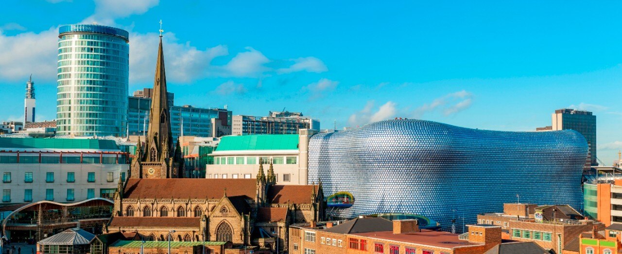 Foto de una ciudad con una iglesia y algunos edificios de forma interesante