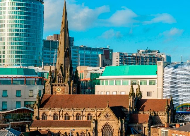 Foto de una ciudad con una iglesia y algunos edificios de forma interesante