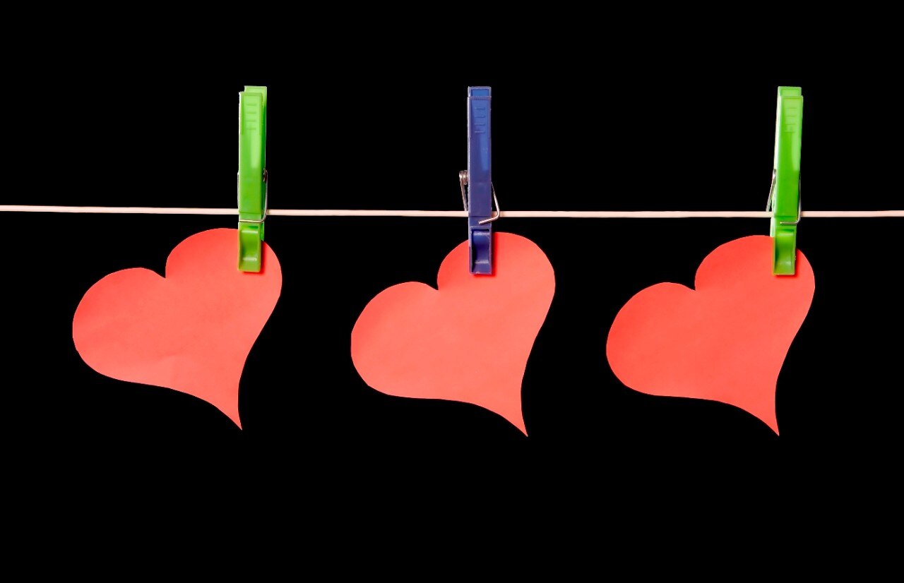 3 corazones colgando en un tendedero