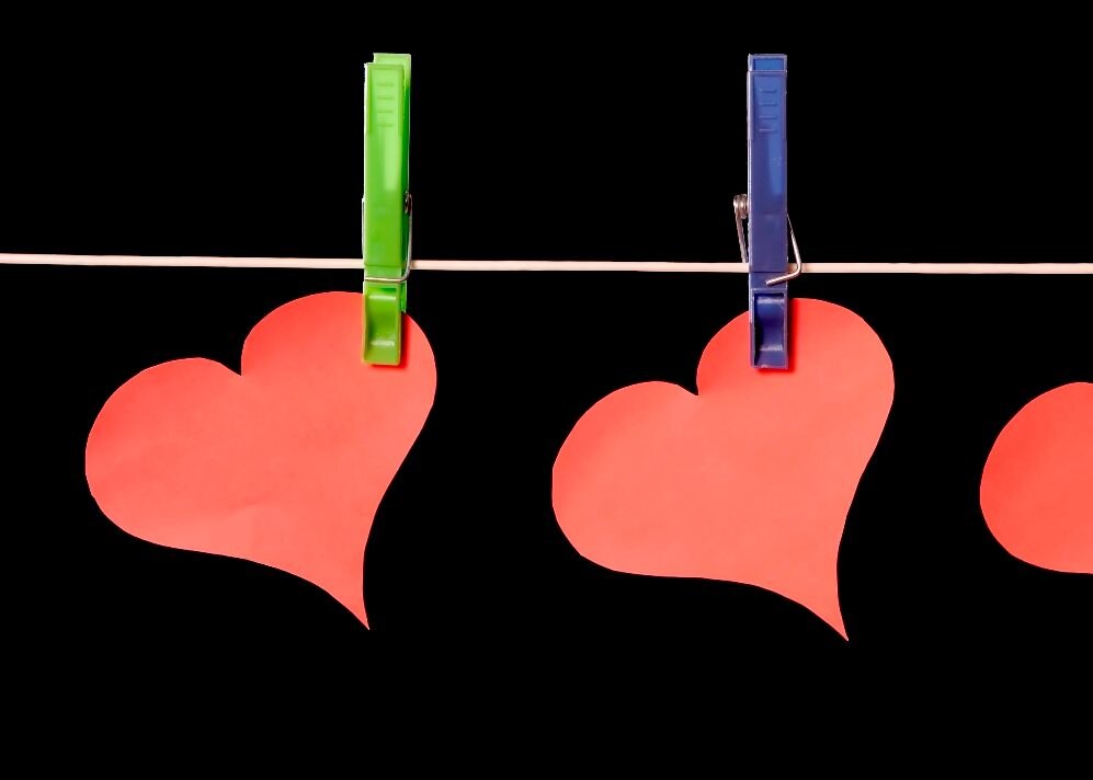 3 corazones colgando en un tendedero
