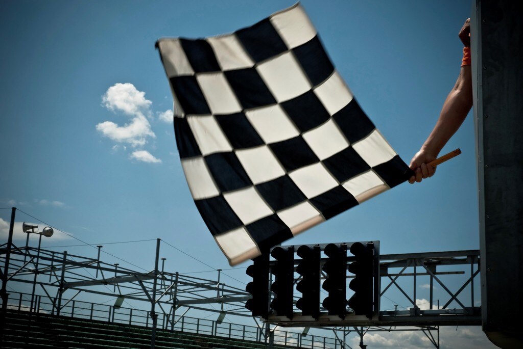 La bandera a cuadros deja caer en una pista de carreras
