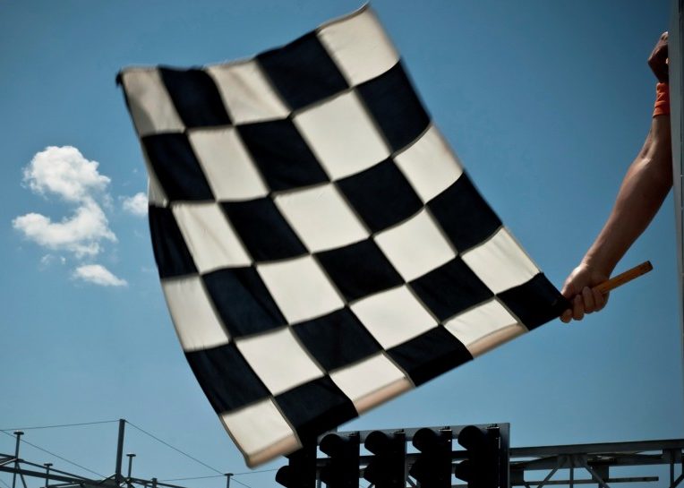 La bandera a cuadros deja caer en una pista de carreras