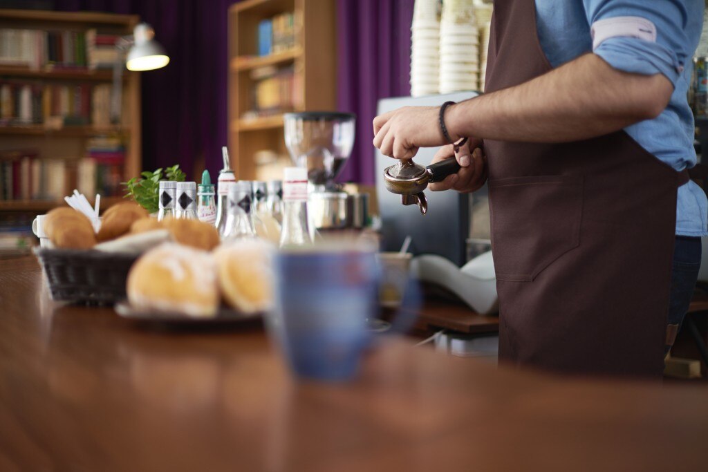 Persona que trabaja como barista en una cafetería