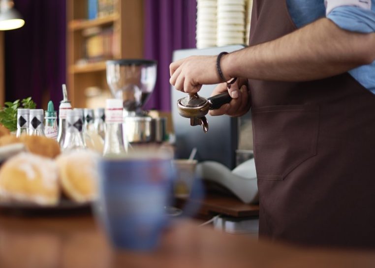 Persona que trabaja como barista en una cafetería