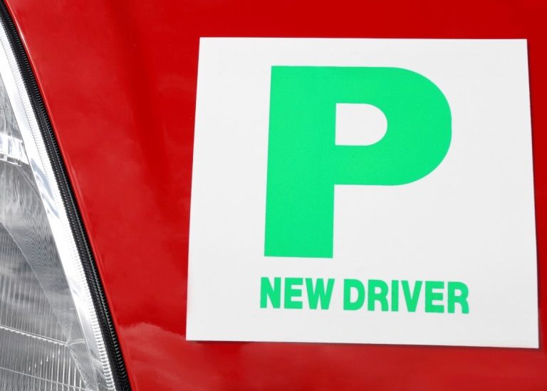 Pegatina "P New Driver" en el cuidado