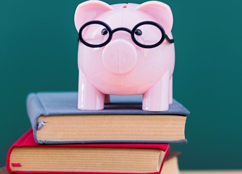 Banco de perros con gafas encima de un montón de libros