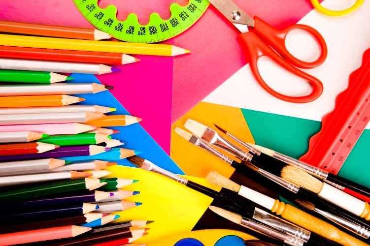 Suministros de artes y artesanías coloridas