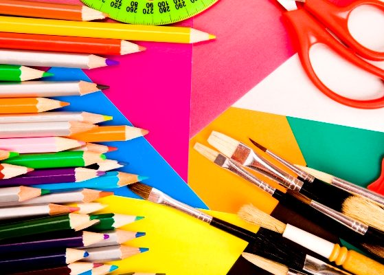 Suministros de artes y artesanías coloridas