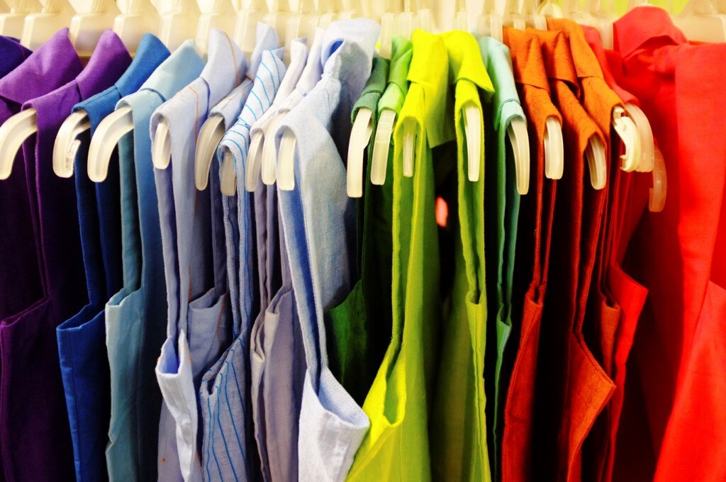 Blusas en una variedad de colores arcoíris