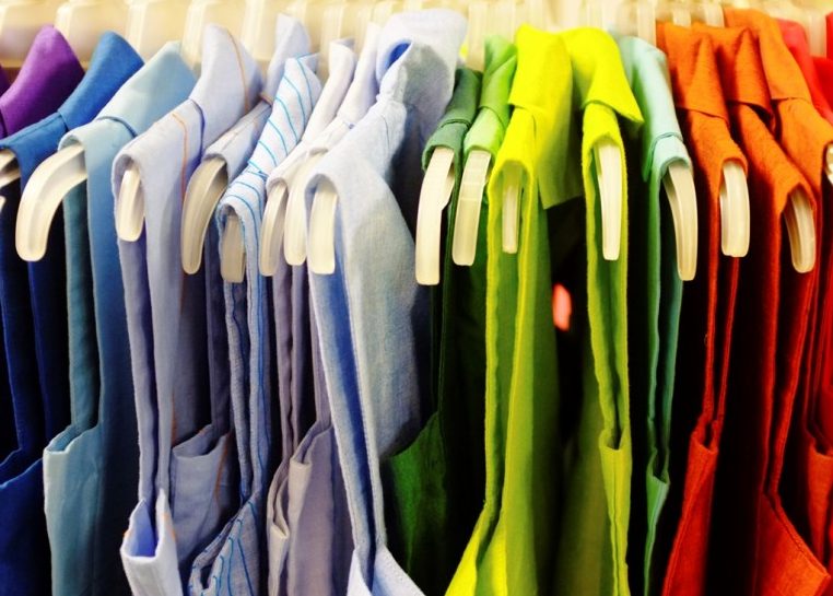 Blusas en una variedad de colores arcoíris