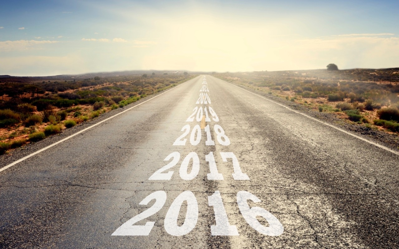 Carretera con años de progresión pintada en ella a partir de 2016