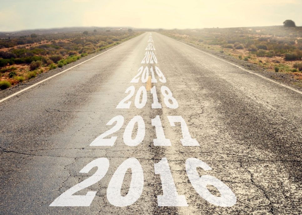 Carretera con años de progresión pintada en ella a partir de 2016