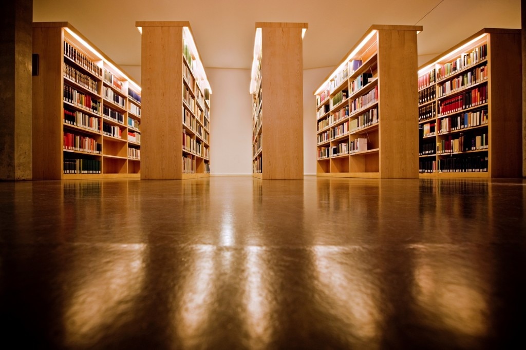 Estanterías en la biblioteca
