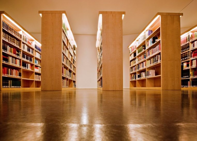 Estanterías en la biblioteca