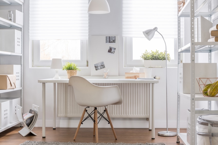 Escritorio neutro, silla, pared y accesorios en una oficina en casa