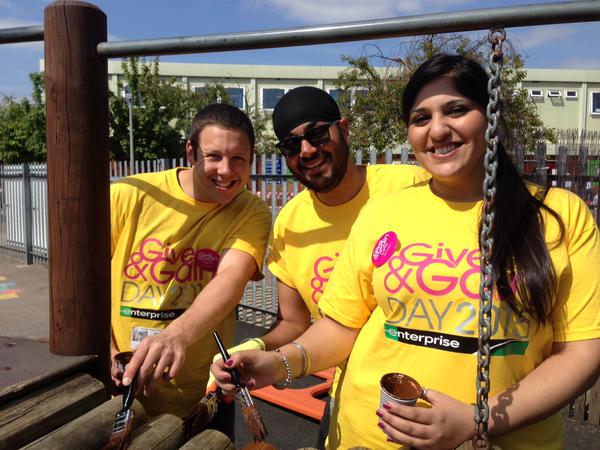Tres personas con camisas amarillas