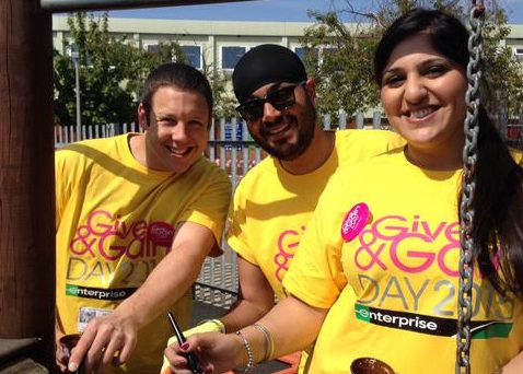 Tres personas con camisas amarillas