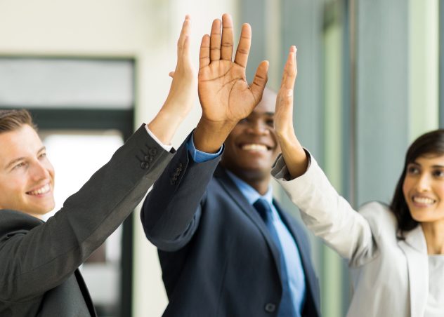 Tres compañeros de trabajo se dan entre sí un alto número de cinco