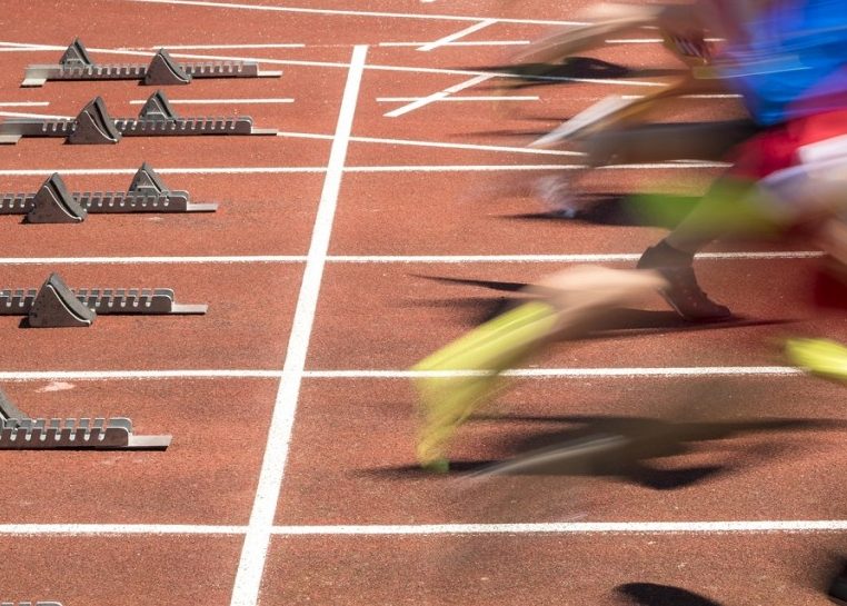Inicio de una carrera en una pista