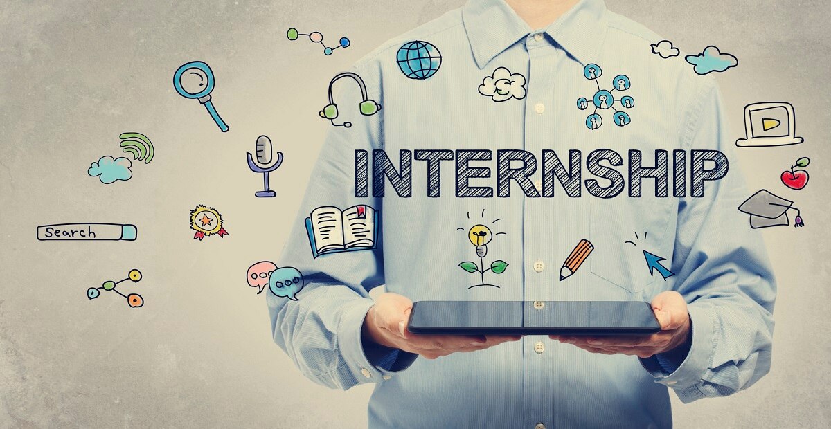Hombre con camisa de vestir sosteniendo un iPad con "Internship" y otros iconos que vienen de él