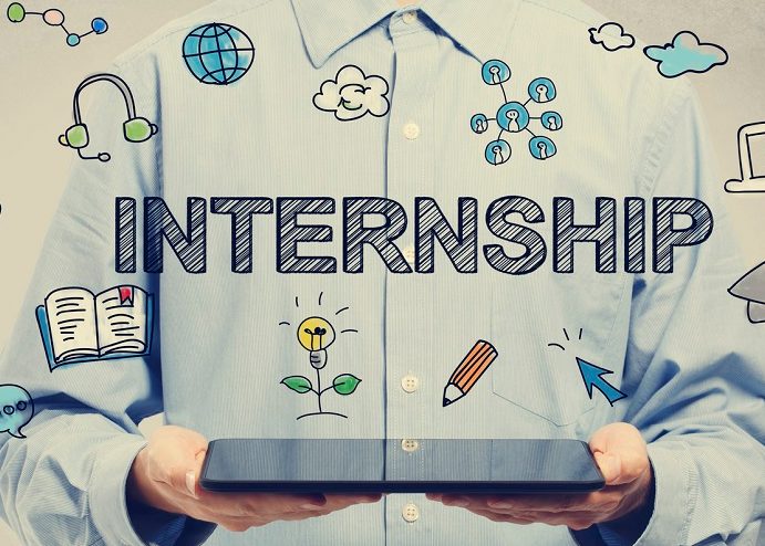Hombre con camisa de vestir sosteniendo un iPad con "Internship" y otros iconos que vienen de él