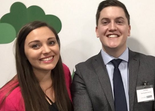 Gabriella sonriendo con un compañero de trabajo