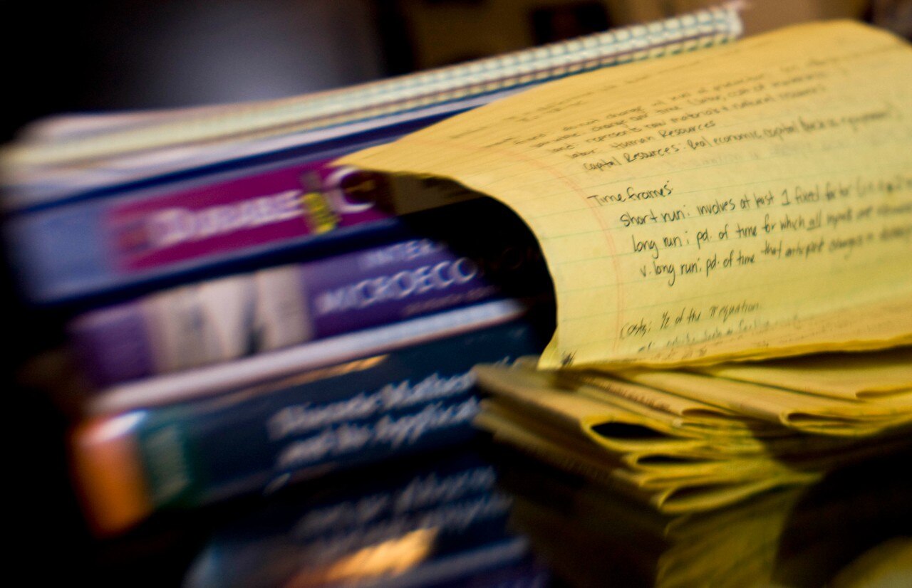 Cuaderno junto a libros de texto