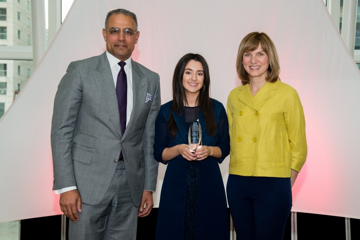 Shona recibe el premio de licenciatura del año con dos profesionales
