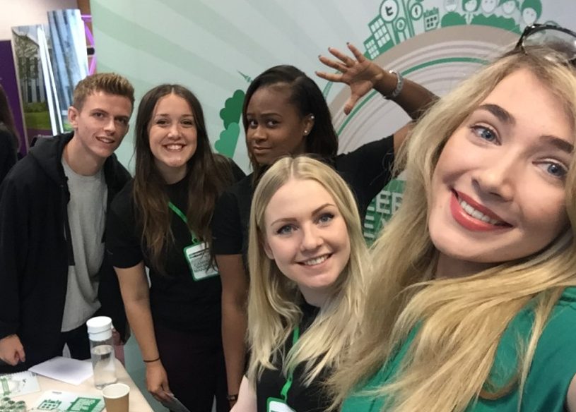 Selfie de directores de marca de campus en una cabina de Enterprise