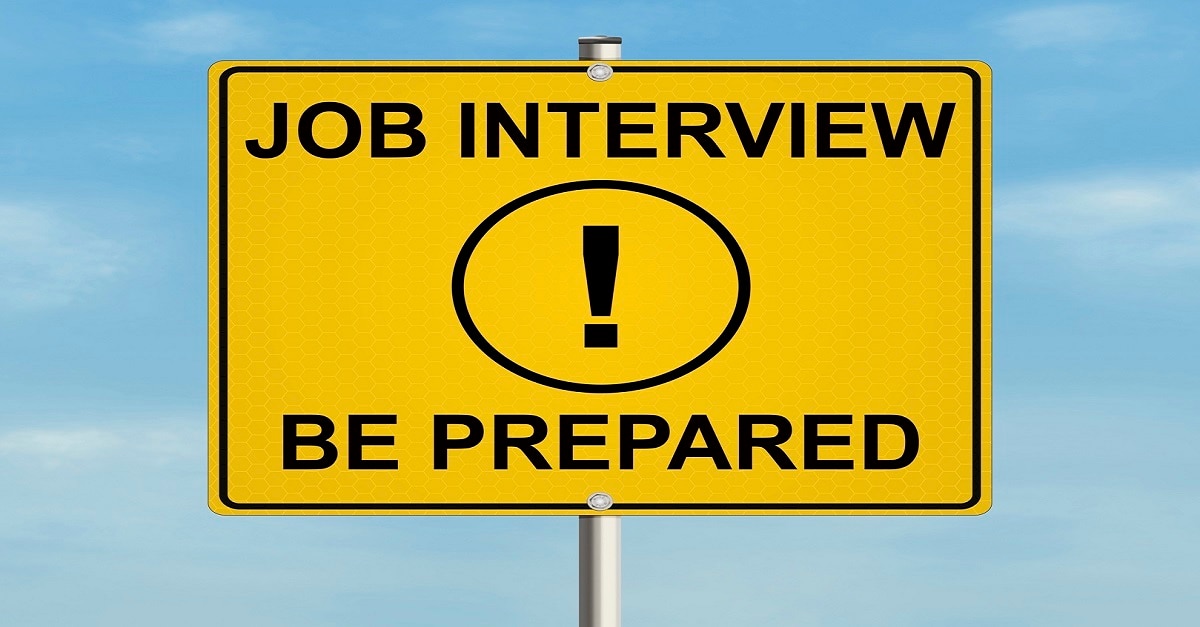 Señalización vial con signo de exclamación que dice "Entrevista de trabajo. Prepárese."