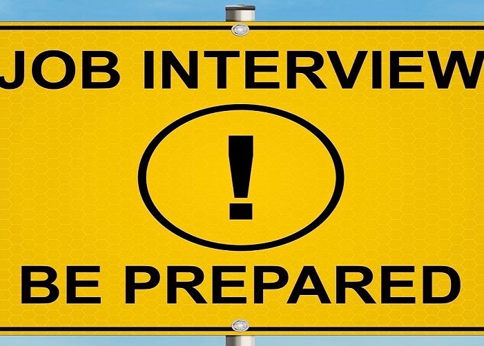 Señalización vial con signo de exclamación que dice "Entrevista de trabajo. Prepárese."