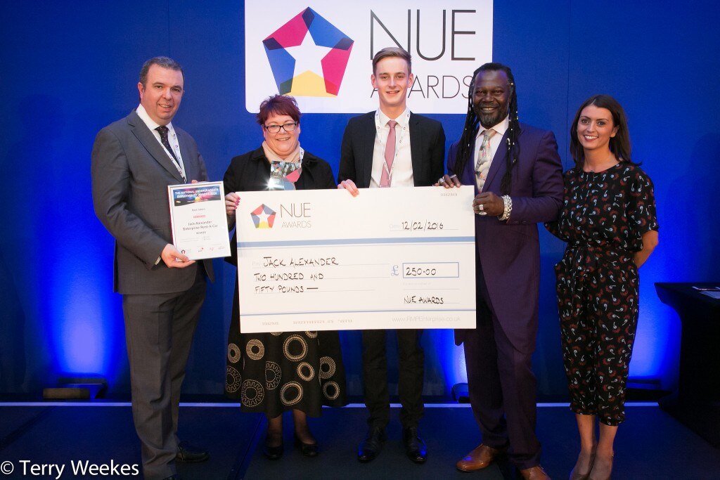 A Jack Alexander le presentaron un cheque de vanidad por parte de cuatro profesionales en los premios NUE