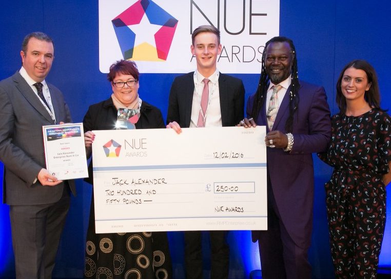 A Jack Alexander le presentaron un cheque de vanidad por parte de cuatro profesionales en los premios NUE