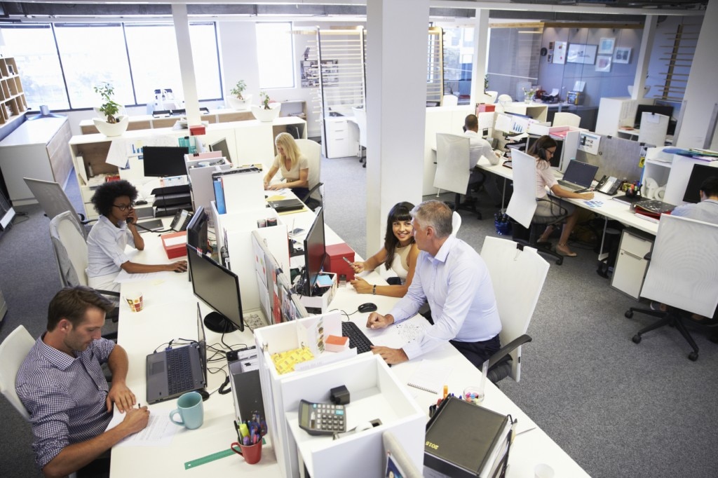 Oficina con personas que trabajan y hablan