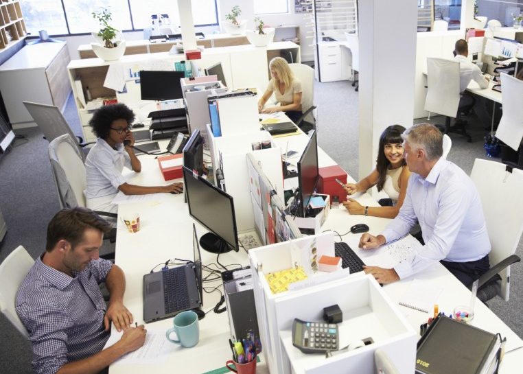 Oficina con personas que trabajan y hablan
