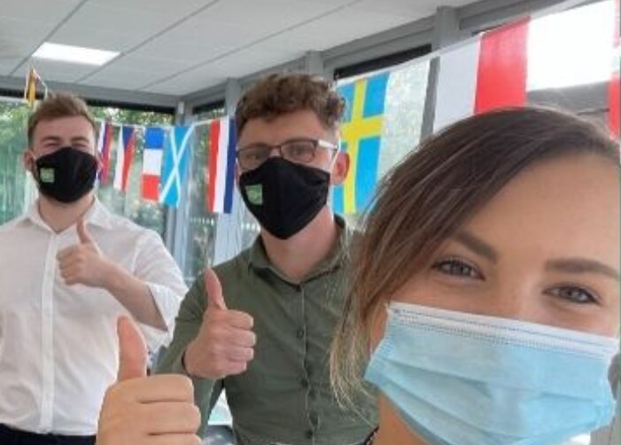 Los empleados de Enterprise llevan máscaras en la oficina para una selfie