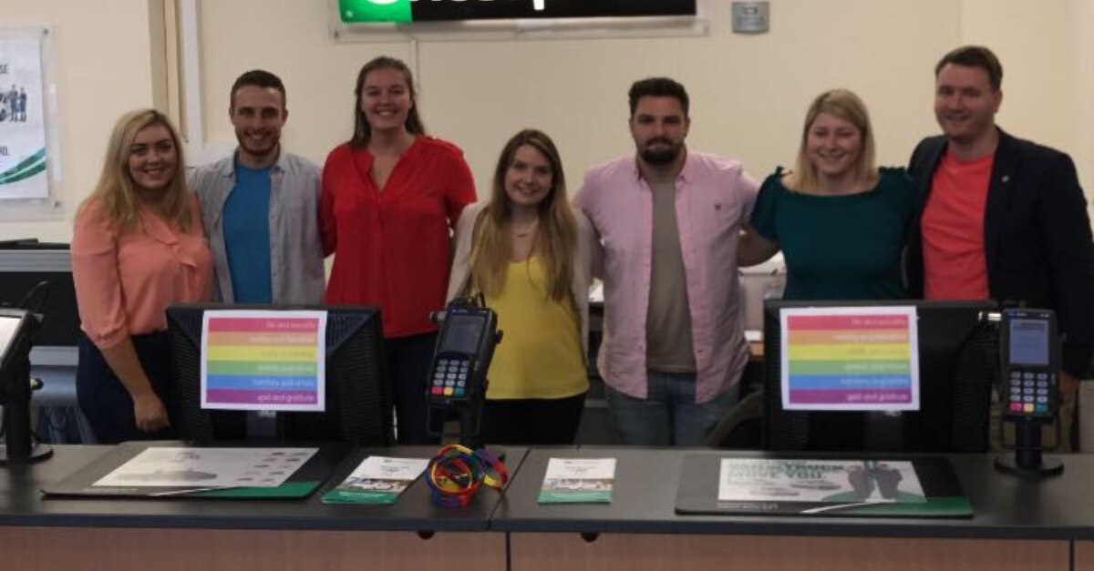 Grupo de empleados de Enterprise en el mostrador de pago