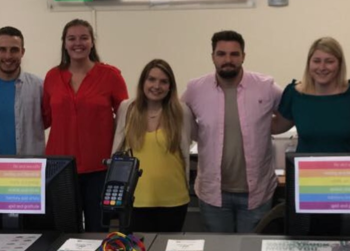 Grupo de empleados de Enterprise en el mostrador de pago