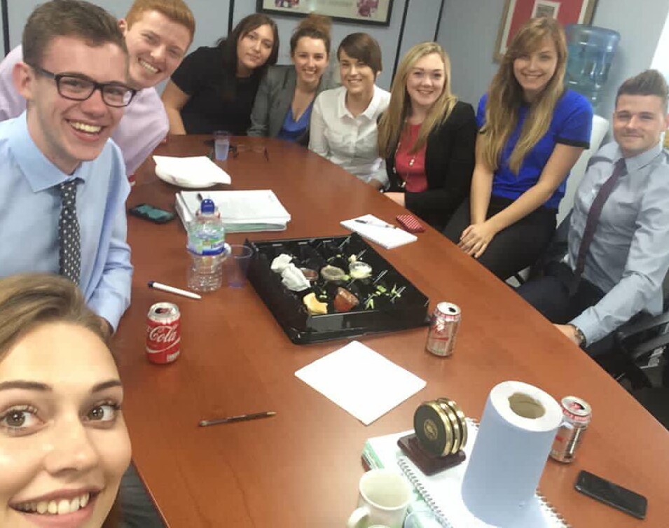 Los pasantes de Enterprise se toman un selfie después de un almuerzo juntos