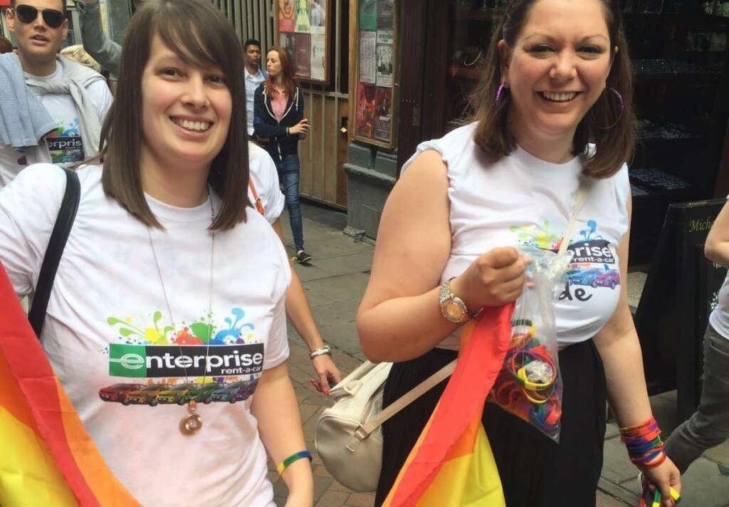 Alice y otra mujer con camisetas de Enterprise en un evento de ORGULLO