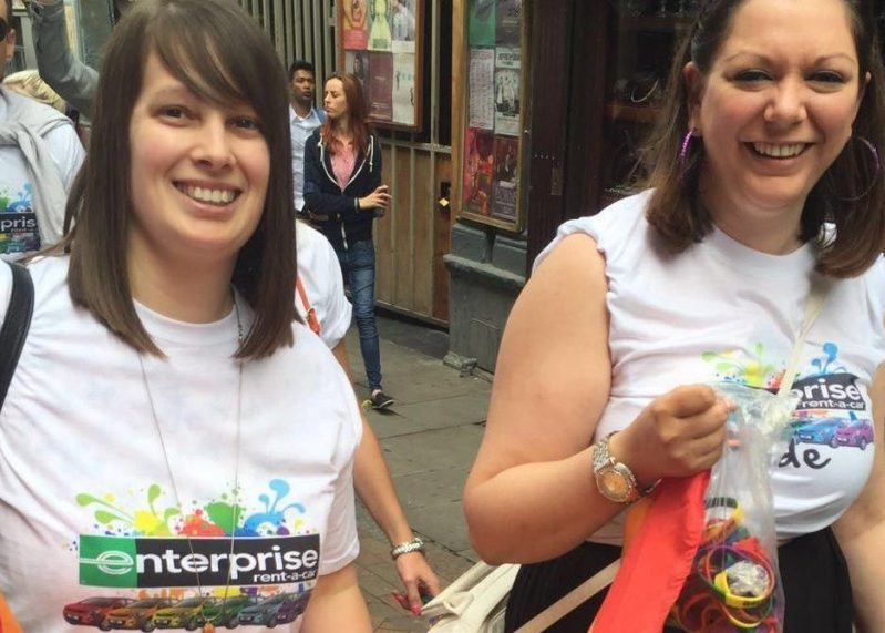 Alice y otra mujer con camisetas de Enterprise en un evento de ORGULLO
